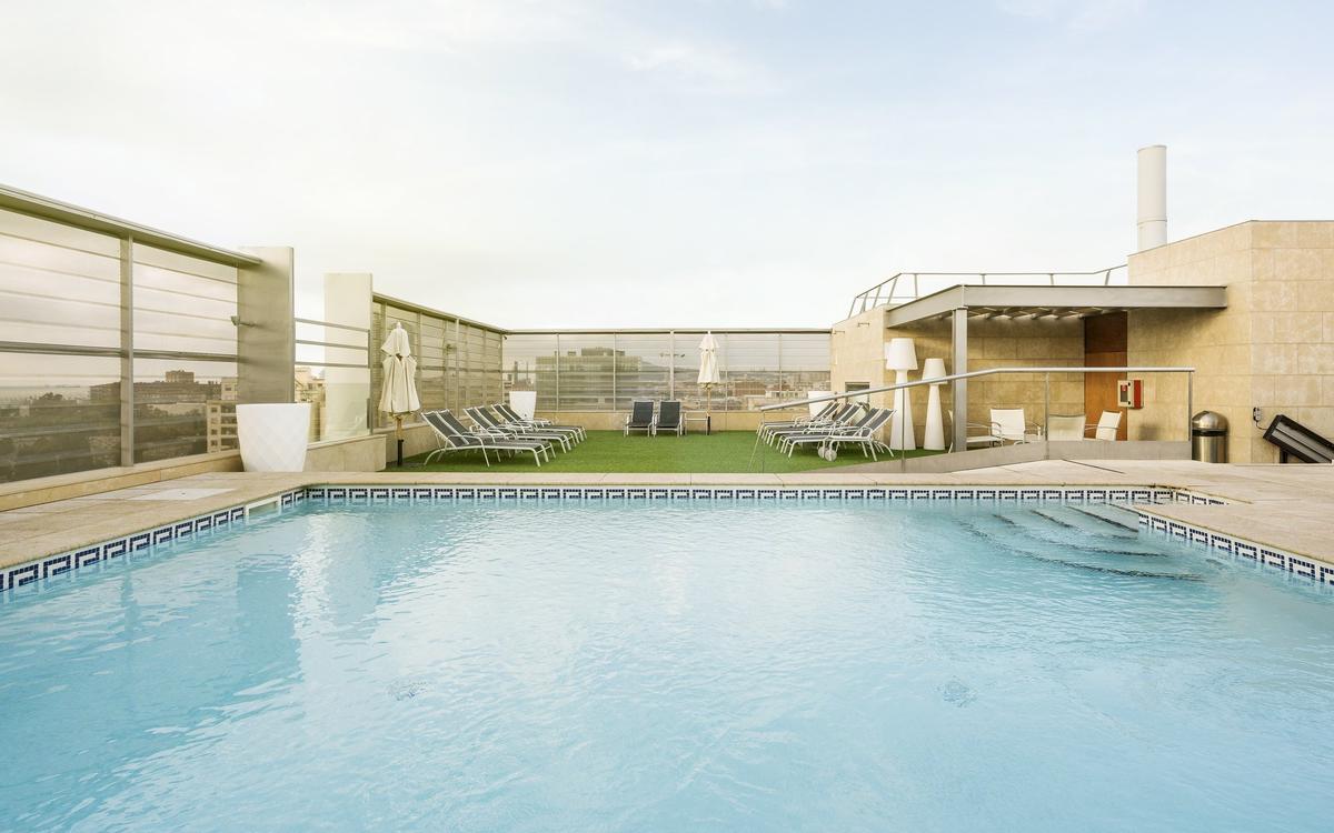 Piscina Hotel ILUNION Barcelona Piscina Hotel ILUNION Barcelona